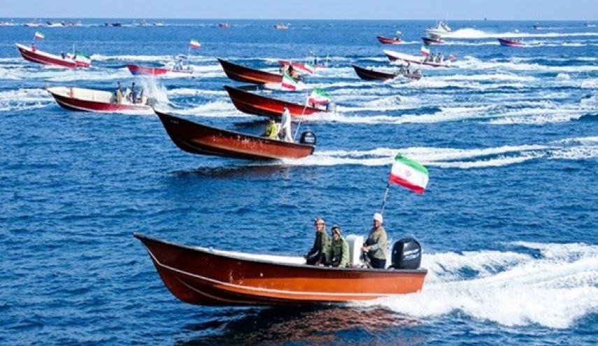 عشرات السفن والزوارق التابعة للحرس الثوري تستعرض اقتدار ايران في الخليج الفارسي