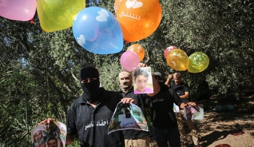 الفلسطينيون في غزة يطلقون بالونات تحذيرية للعدو