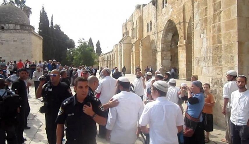 مستوطنون يقتحمون المسجد الأقصى بحراسة شرطة الاحتلال