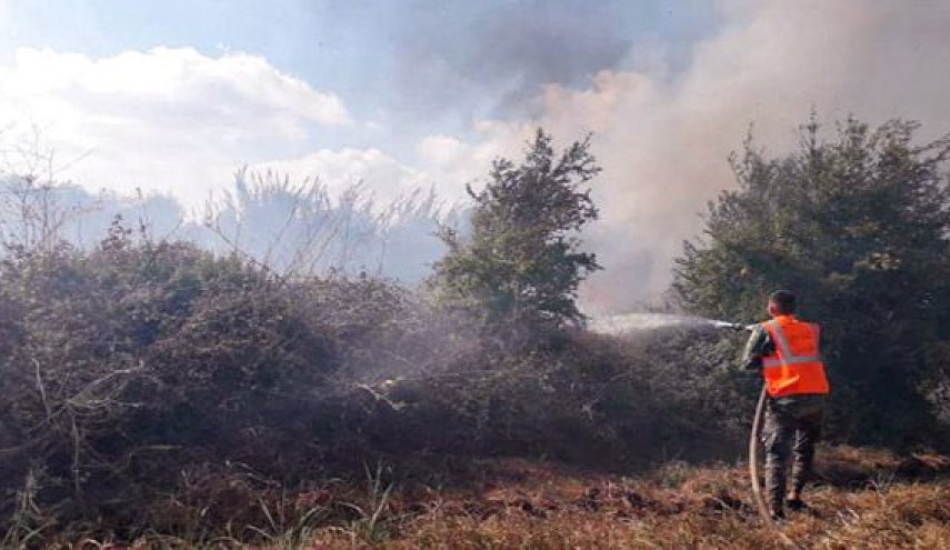 فرق اطفاء حمص تخمد حريقا ثانياً الذي امتد من الأراضي اللبنانية