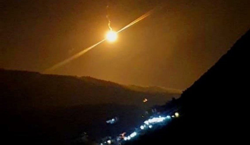 قوات الاحتلال تطلق قنابل مضيئة قرب منطقة رأس الناقورة في جنوب لبنان