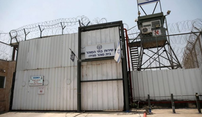 الأسرى الفلسطينيون يستأنفون إحراق غرف في سجون الاحتلال رفضاً لعمليات القمع