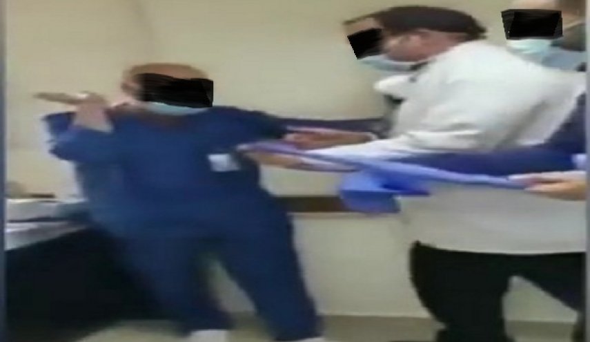 طبيب مصري يهين ممرضا ويأمره بالسجود لكلب!