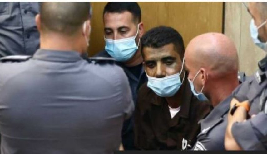 نقل الاسير الفلسطيني زكريا الزبيدي إلى المستشفى لتلقي العلاج