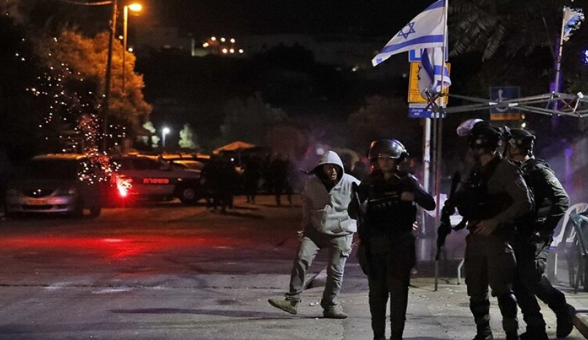 شرطة الإحتلال تعتقل ثلاثة أطفال وتقتحم مستشفى شرقي القدس