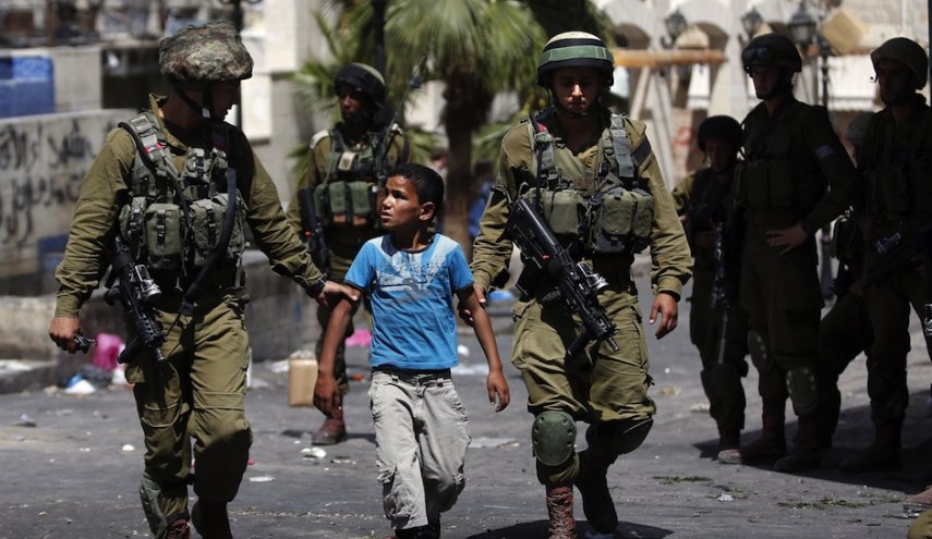 الاحتلال يعتقل ثلاثة أطفال ويقتحم مستشفى شرقي القدس