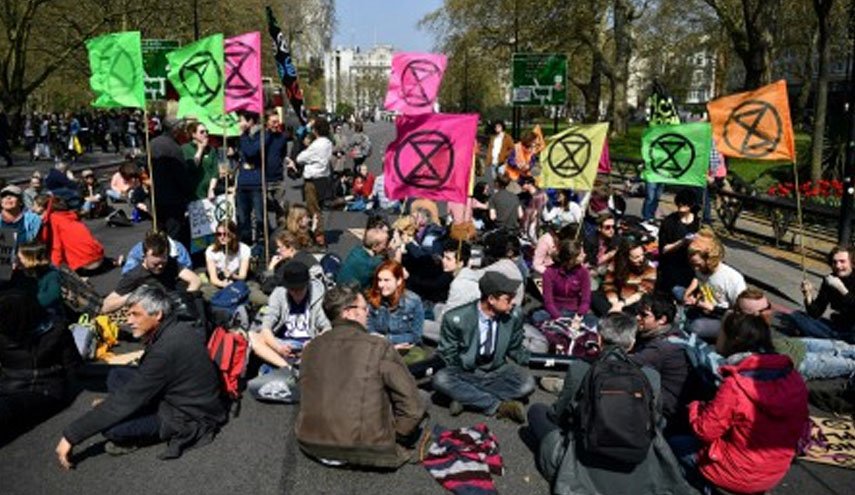 معترضان در انگلیس شلوغ‌ترین اتوبان لندن را مسدود کردند