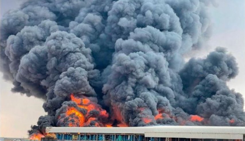الإمارات.. حريق ضخم في مصنع للإطارات

