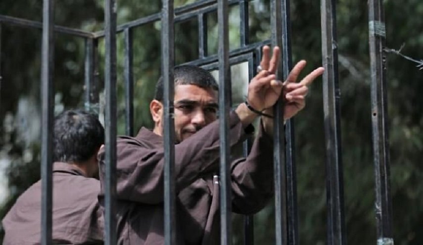 الاسرى الفلسطينيون يعلقون الإضراب الجماعي..الاحتلال يستجيب لمطالبهم