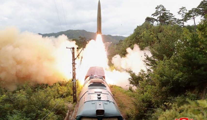 شلیک موشک‌های کره شمالی از ریل قطار + عکس
