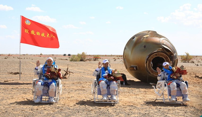 بُناة محطة الفضاء الصينية يعودون بأمان إلى الأرض