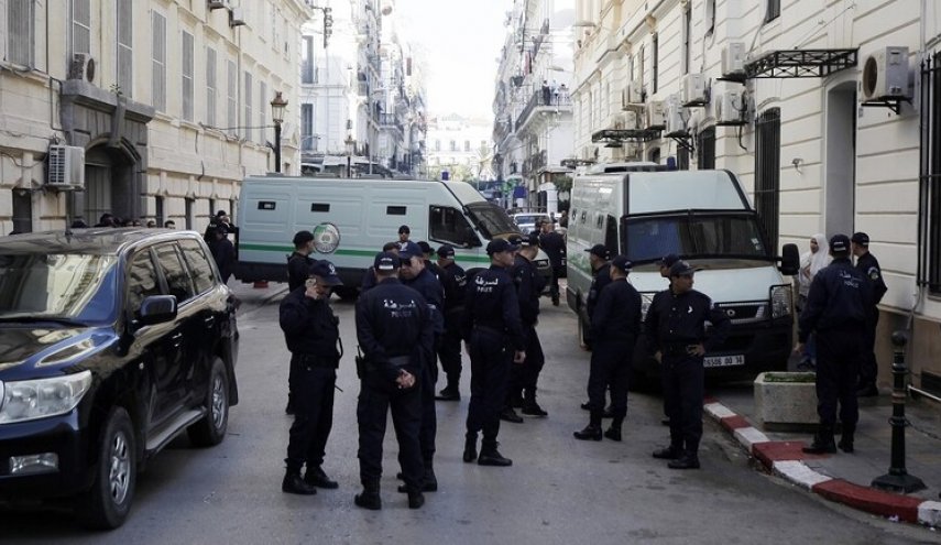 الجزائر.. السجن المؤقت لـ8 أشخاص بتهمة الإشادة بالإرهاب
