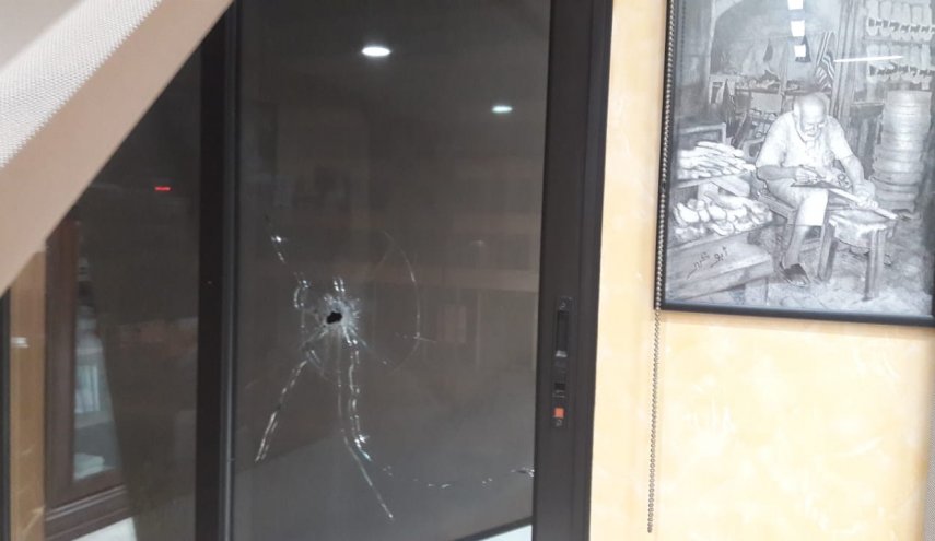  لبنان: رصاصات طائشة جراء اشتباكات عين الحلوة طاولت مكتب  رئيس البلدية صيدا