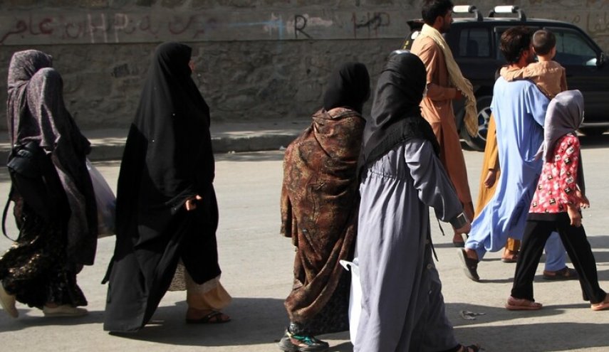 'طالبان' تأمر النساء العاملات في كابل بالبقاء في البيت
