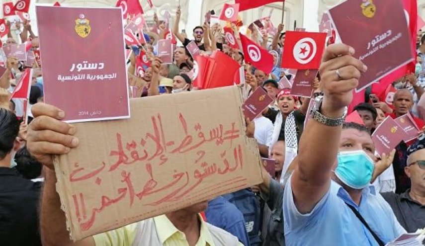 الآلاف في تونس يحتجون على قرارات الرئيس سعيّد