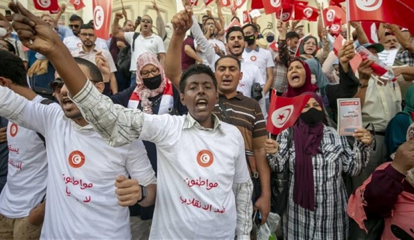 گسترش دامنه اعتراضات در تونس؛ معترضان خواستار برکناری رئیس جمهور شدند