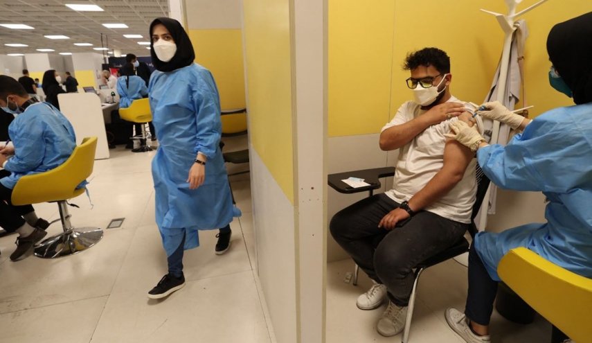 الهلال الاحمر الايراني: سيكتمل التطعيم بلقاح كورونا في البلاد في غضون 3 أشهر