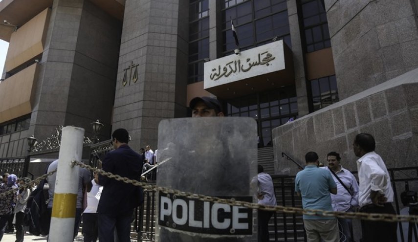 حكومة السيسي تمنع الموظفين من اللجوء للقضاء ضدها