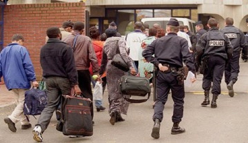 فرنسا تعتزم ترحيل 8000 مهاجر جزائري!