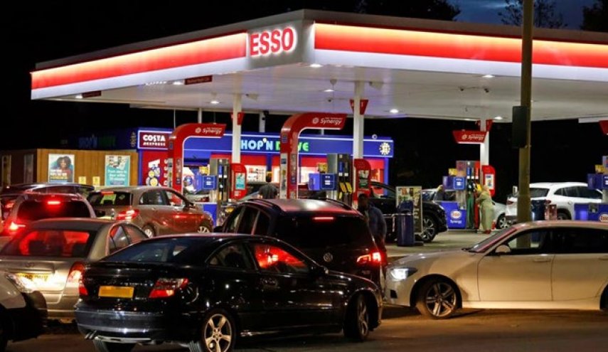 بحران سوخت در انگلیس| صف‌های طولانی به پمپ‌های بنزین در لندن بازگشت
