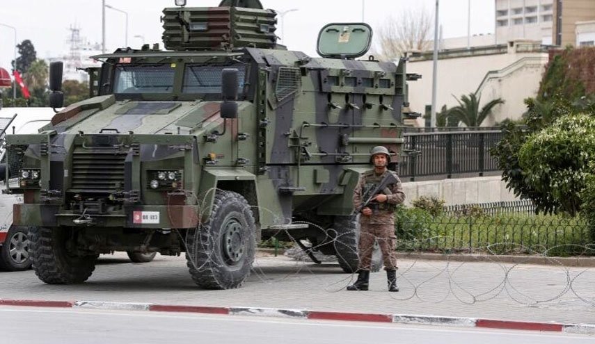 بحران تونس؛ استقرار زره پوش‌های ارتش و جلوگیری از ورود نمایندگان به پارلمان