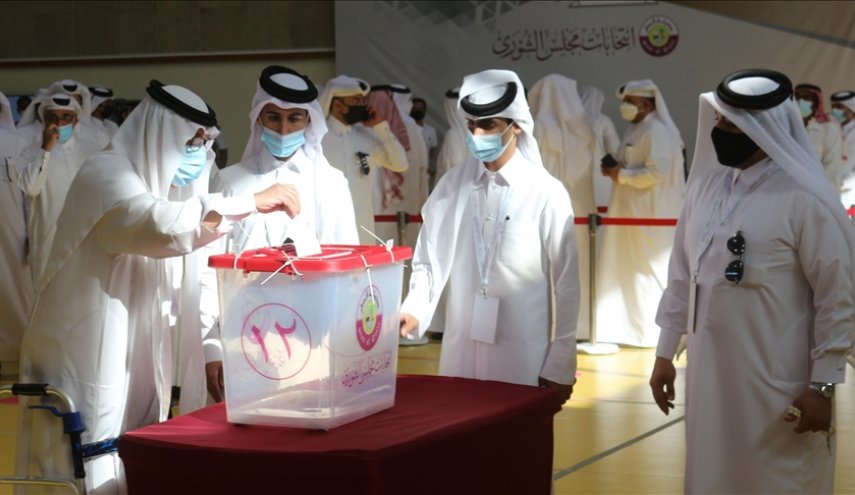 القطريون يدلون بأصواتهم في أول انتخابات لمجلس الشورى