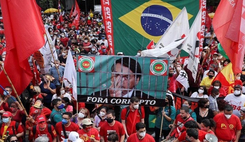 مظاهرات في عدة ولايات برازيلية تطالب الرئيس بولسونارو بالتنحي
