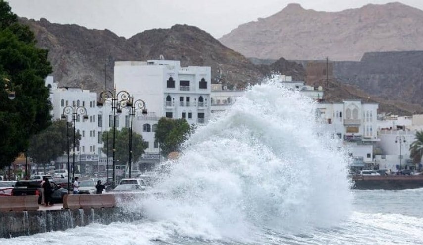إستنفار في سلطنة عمان إثر وصول إعصار شاهين اليها