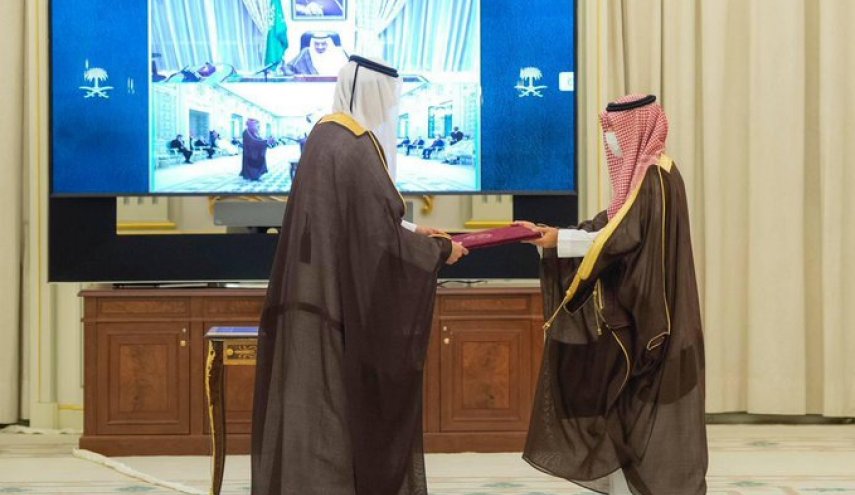 الملك السعودي يتسلم أوراق اعتماد سفير قطر لدى السعودية