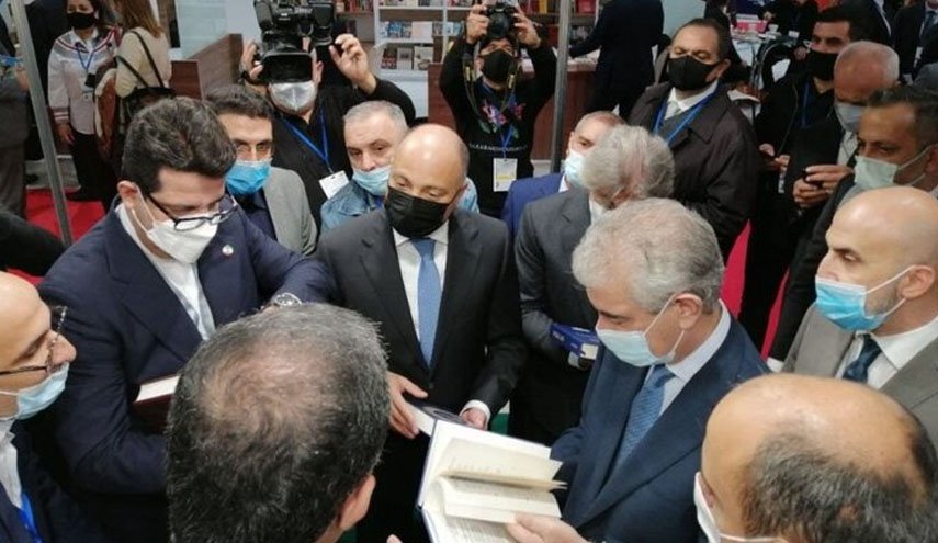 حضور مقام های جمهوری آذربایجان در غرفه ایران در نمایشگاه کتاب باکو