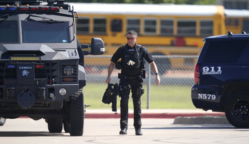 الشرطة الأمريكية تعتقل مشتبها به في إطلاق نار بمدرسة ثانوية 

