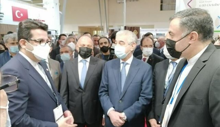 نائب رئيس الوزراء الاذربيجاني يزور الجناح الايراني في معرض باكو الدولي للكتاب