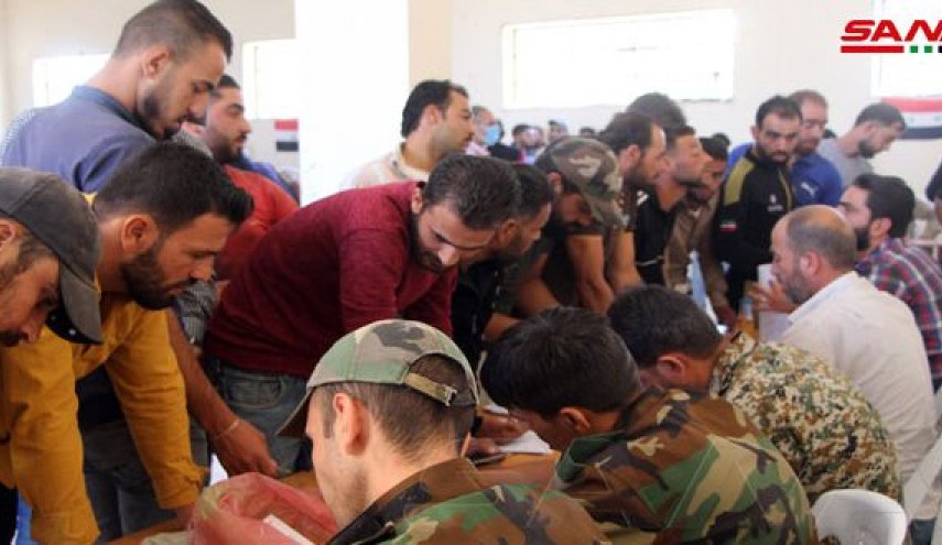 عشرات المسلحين والمطلوبين يسوون أوضاعهم في الصنمين بريف درعا