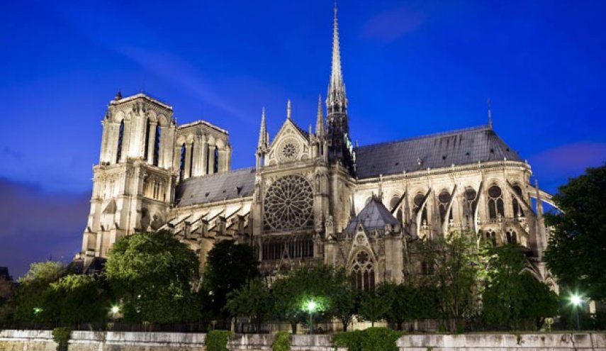  توقيف طيار كان ينوي تفجير طائرته بكاتدرائية نوتردام التاريخية بباريس

