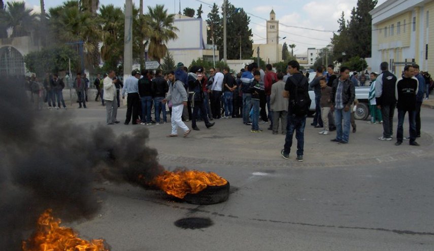 تدافع بين عناصر الأمن والمحتجين وسط تونس العاصمة