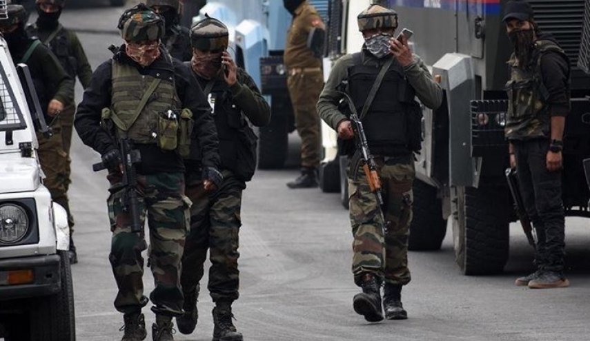 الشرطة الهندية تعتقل مئات المواطنين في اقليم كشمير 
