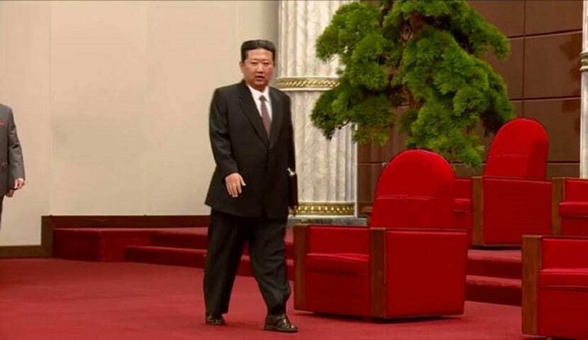 شاهد بالصورة صندل زعيم كوريا الشمالية يثير الانتباه 
