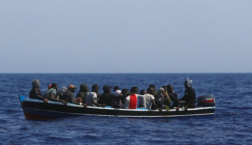 رجل ألماني ينقل عائلة سورية على متن قاربه من تركيا من دون مقابل
