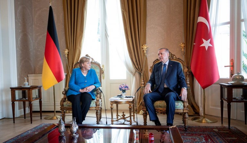 أردوغان لميركل: الأتراك يعانون في أوروبا من العنصرية ومعاداة الإسلام 