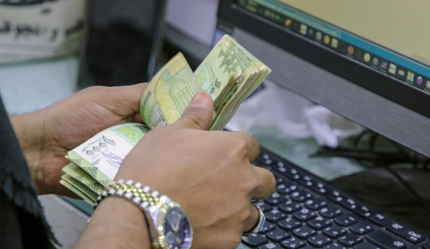 البنك المركزي التابع لحكومة هادي يوقف 54 شركة ومحل صرافة في عدن