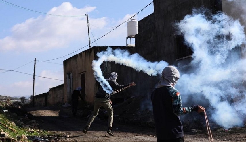 شباب قلنديا يتصدون لاقتحام قوات الاحتلال لمخيمهم