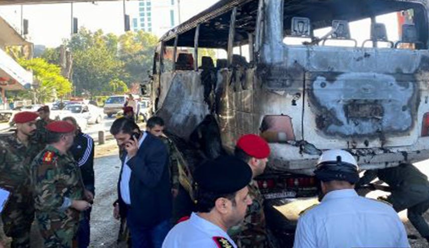 شاهد.. صور جديدة من موقع تفجير حافلة عسكرية وسط دمشق