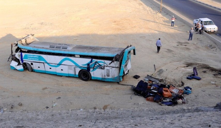 مصر: مصرع 19 شخصا في تصادم سيارة نقل بحافلة على الطريق الأوسطي
