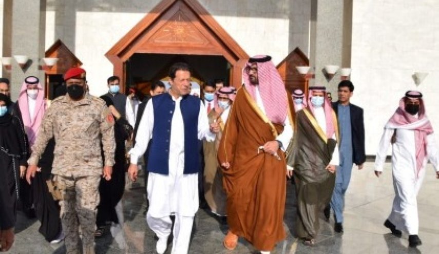 رئيس وزراء باكستان يصل السعودية