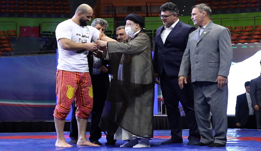 بالصور.. رئيسي يكرم الرياضيين الإيرانيين المتفوقين