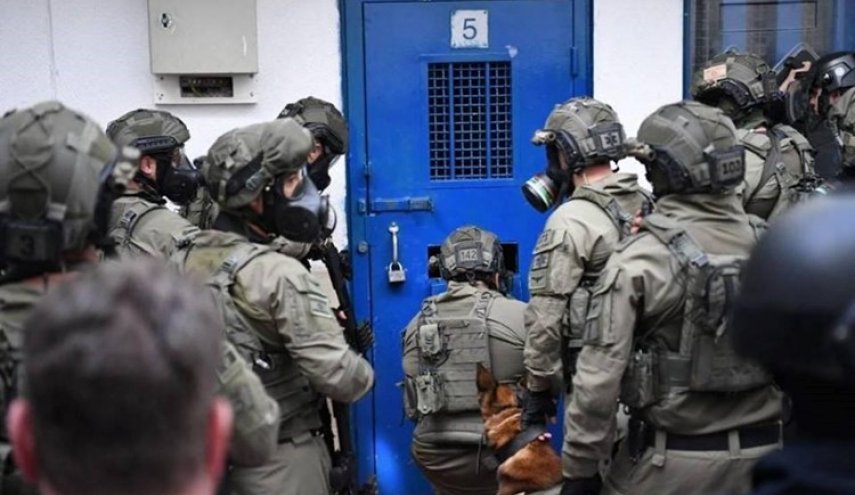 نادي الأسير الفلسطيني: قوات القمع تقتحم سجن 