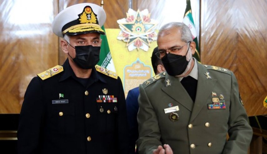 ايران وباكستان تبحثان توقيع مذكرات للتعاون العسكري
