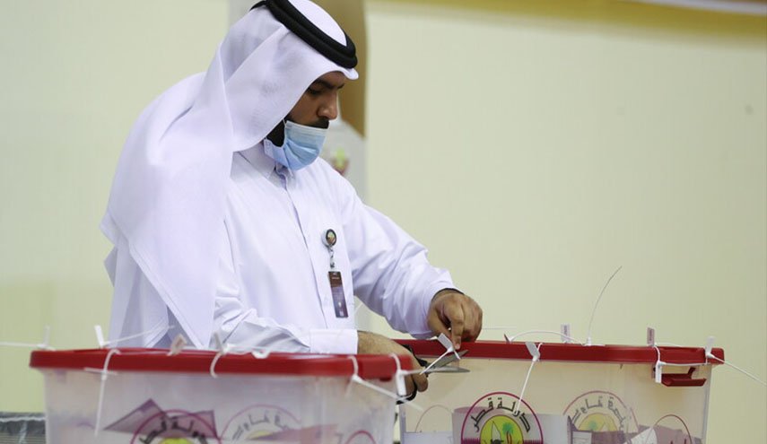 انتخاب رئيس أول مجلس شورى منتخب في تاريخ قطر (صورة)