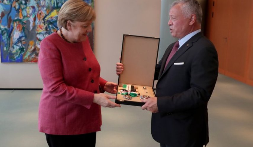 الملك الأردني يمنح المستشارة الألمانية ميركل وسام النهضة المرصع 