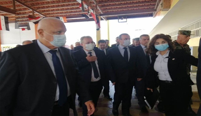 بالصور.. رئيس وزراء سوريا يزور 'درعا' على رأس وفد حكومي